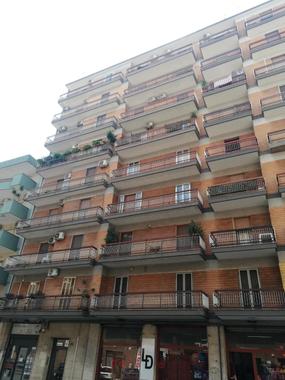 Via Cesare Battisti adiacenze banca Popolare, rifinito trivani con vista mare in vendita in Vendita